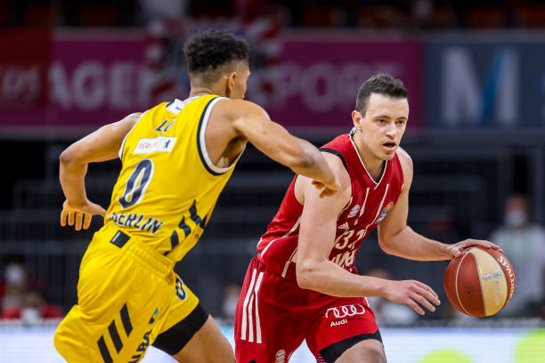 家队的中场 家队的中场